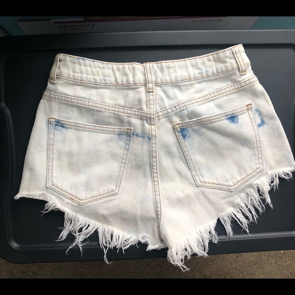 Bullhead light wash distressed high waisted shorts - Picture 6 of 6
